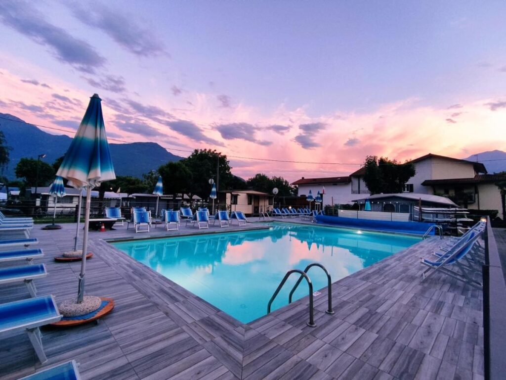 Analisi delle Recensioni del Glamping Italia '90 Experience